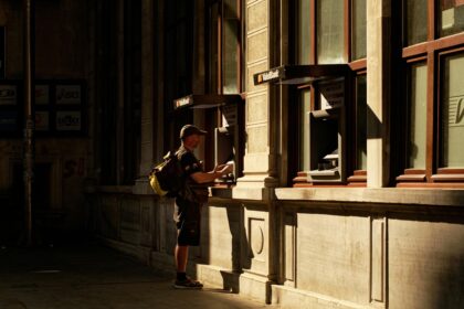 Une banque lance un compte épargne pour s’offrir un café en terrasse d’ici 2029