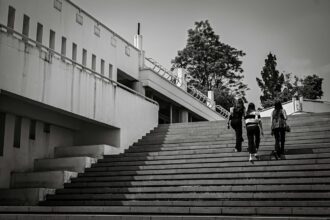 La France invoque l’article 5 après un lancer de chaise dans un collège de Sologne